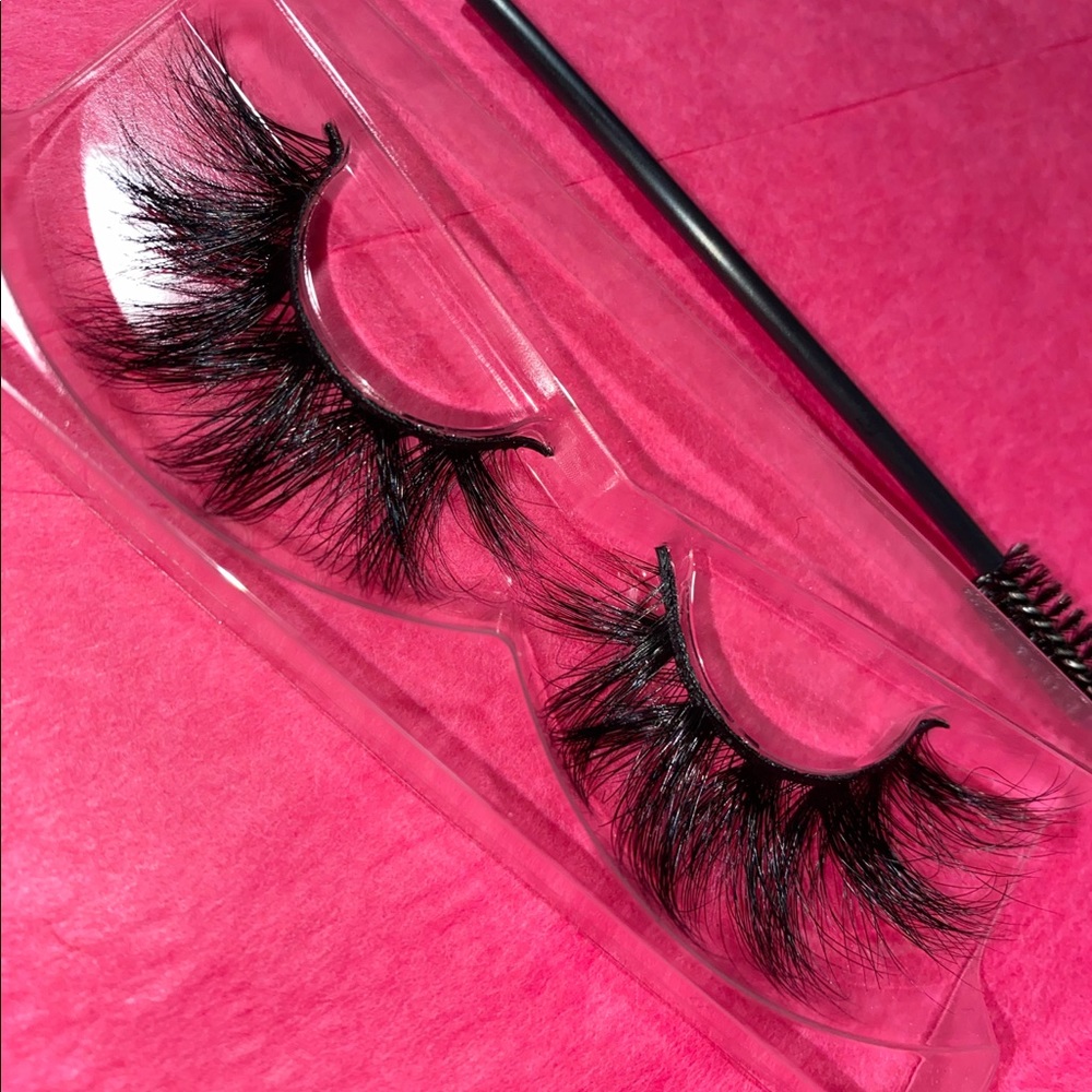 Lashes - Picture 4 of 4